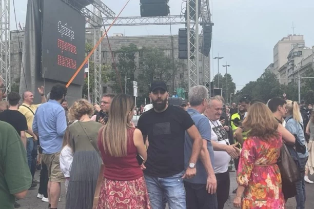 NA PROTESTU ČOVEK KOJI JE POZIVAO NA UBISTVO I PUŠTAO MUZIKU NA UŠTRB MRTVE DECE: Milivojević među prvima pristigao (FOTO)