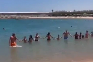 SNIMAK KOJI DOKAZUJE DA SU SRBI ZAISTA "NEBESKI NAROD": Svi su ih gledali šta rade usred Hurgade (VIDEO)