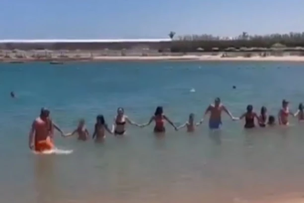 SNIMAK KOJI DOKAZUJE DA SU SRBI ZAISTA "NEBESKI NAROD": Svi su ih gledali šta rade usred Hurgade (VIDEO)