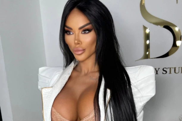 TAMARI ĐURIĆ POISPADALI SILIKONI NA SVE STRANE: Starleta jedva obuzdala grudi!