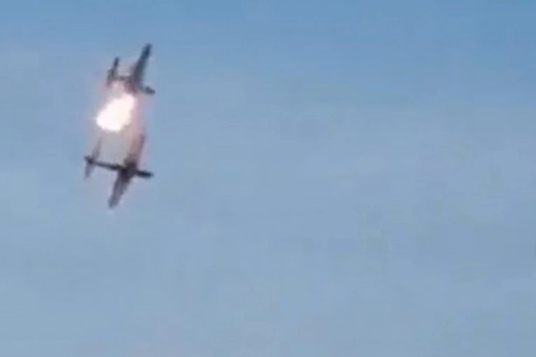 STRAVIČNE SCENE NA NEBU! Sudarila se dva aviona, jedan završio u PLAMENU! (VIDEO)