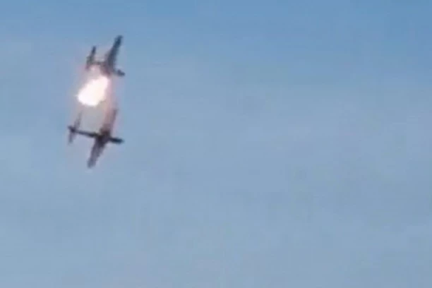 STRAVIČNE SCENE NA NEBU! Sudarila se dva aviona, jedan završio u PLAMENU! (VIDEO)