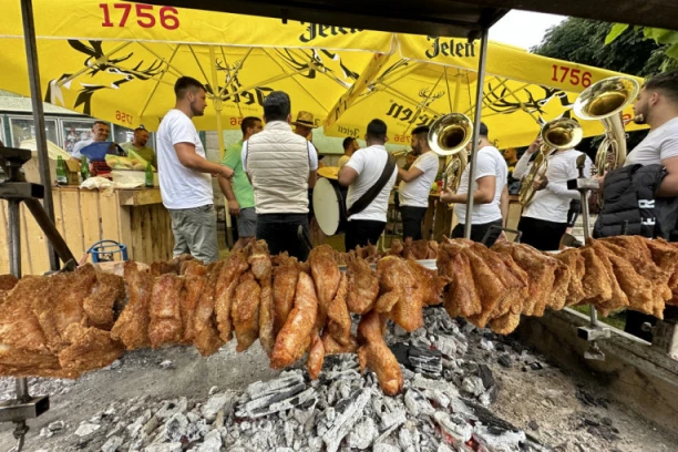 KIŠA ROKA, A ĆEVAPČIĆI SE OKREĆU! Dragačevci ponovo izdominirali, samo na jednom mestu na svetu možete probati OVAJ specijalitet! (FOTO)