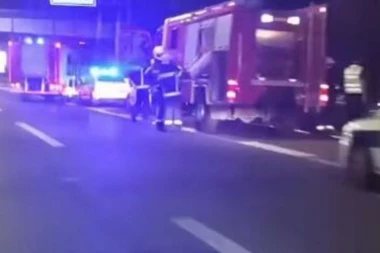 TINEJDŽER SE BAHATIO PO DRUMU BEZ VOZAČKE: Umalo USMRTIO troje ljude, završio na KROVU sa još dvoje ljudi! (VIDEO)