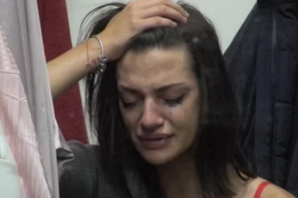 OTIMALI SU MI PARE ČIM SU ME VIDELI! Tara Simov se prisetila siledžija iz škole, evo kako su je mučili! (FOTO)