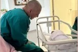OTKRIVENO NA KOGA LIČI TOPALKOVA UNUKA: Isplivala slika iz porodilišta! (FOTO)