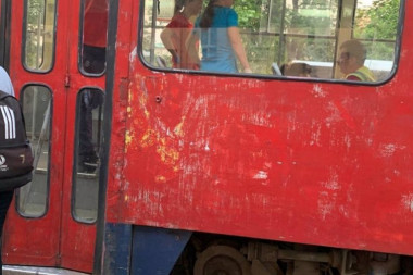 JEZIVA SCENA KOD KARAĐORĐEVOG PARKA: Žena se srušila u tramvaju, Hitna pomoć je pola sata reanimirala (FOTO)