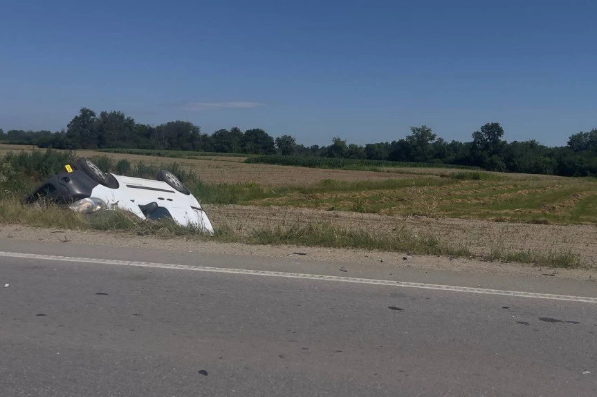 TEŠKA SAOBRAĆAJNA NESREĆA KOD POŽAREVCA: Sudar dva automobila, jedno vozilo se prevrnulo (FOTO)