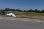 TEŠKA SAOBRAĆAJNA NESREĆA KOD POŽAREVCA: Sudar dva automobila, jedno vozilo se prevrnulo (FOTO)