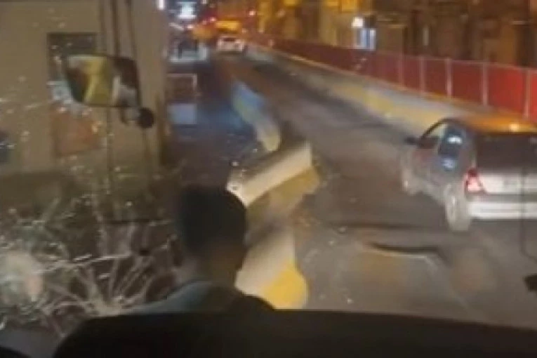 KINESKI TURISTI PREŽIVELI PAKAO U MARSEJU: Dramatičan snimak, napadnutog autobusa, putnici SKAMENJENI OD STRAHA (VIDEO)