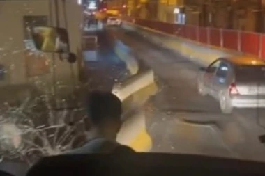 KINESKI TURISTI PREŽIVELI PAKAO U MARSEJU: Dramatičan snimak, napadnutog autobusa, putnici SKAMENJENI OD STRAHA (VIDEO)