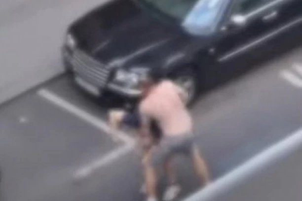 SABLASNA TUČA U SAMOM CENTRU GRADA! Dvojica muškaraca su se NEMILOSRDNO PESNIČILA: Prvo su urlali i gurali se ispred kafića! (VIDEO)