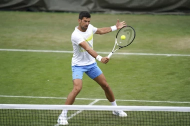 ĐOKOVIĆ SPREMAN ZA ODBRANU TITULE: Pogledajte sa kim se Novak zagrevao za meč prvog kola! (VIDEO)