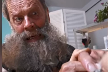 NIKO NE VERUJE DA JE ON ISTI ČOVEK: Beskučnik dobio BESPLATNO šišanje pa postao neprepoznatljiv!