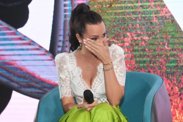 PRIJIN DEDA PUCAO NA NJENOG OCA: 14 godina proveo na ROBIJI, pevačica doživela veliku TRAUMU!