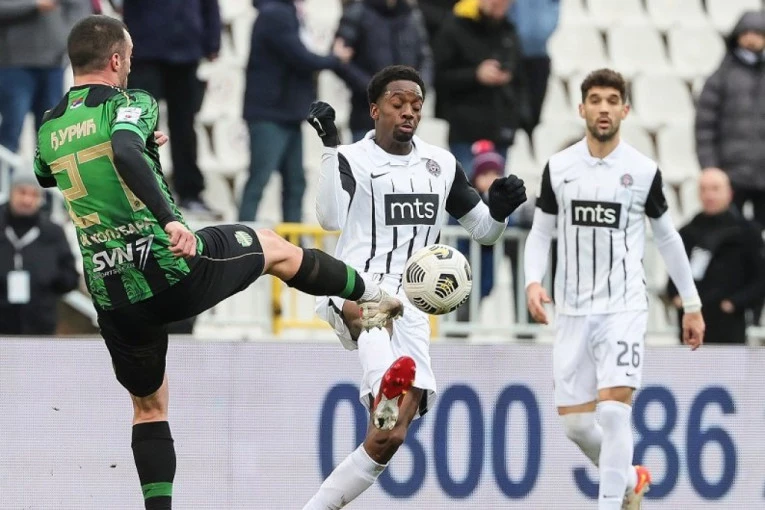 DOŠLO JE VREME DA SE KRATKOTRAJNA SARADNJA OKONČA: Iskusni fudbaler već parafirao novi ugovor - naredne sezone sledi borba za titulu! (FOTO GALERIJA)