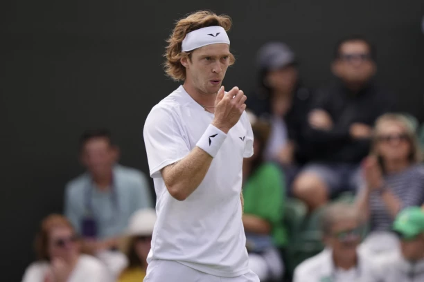 NA OVOME BI MU I NOVAK APLAUDIRAO! Đokovićev budući rival izveo NAJLEPŠI POTEZ na Vimbldonu! Ceo stadion u NEVERICI! (VIDEO)