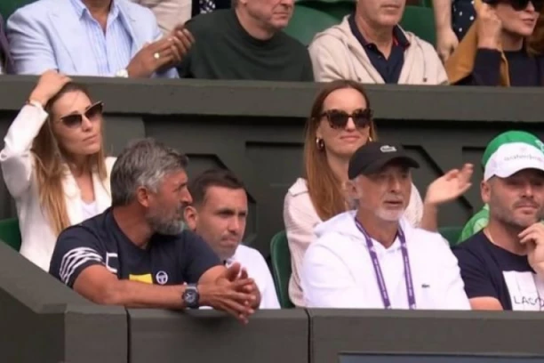 SVI SU SE PITALI KO JE ONA? Dama koja sedi u Novakovom boksu privukla VELIKU pažnju! (FOTO)