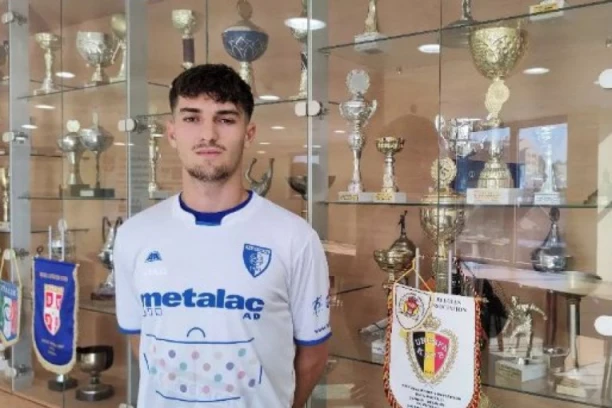 PARAF NA TROGODIŠNJI UGOVOR: Talentovani bek Vojvodine menja sredinu - ubuduće će nositi plavo-belu sportsku opremu! (FOTO GALERIJA)