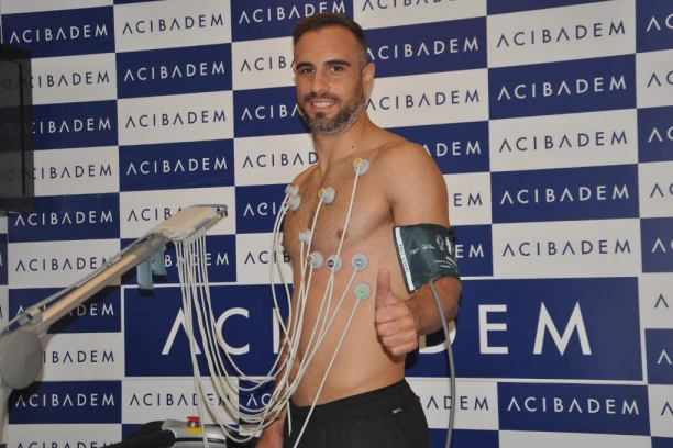 NOVI KLUB POSLE GODINU DANA PAUZE: Maksimović POTPISAO i odmah dobio kapitensku traku!