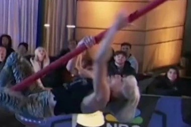 "NINDŽA BAKA" U UŽIVO PROGRAMU OSTAVILA SVE BEZ TEKSTA! Društvenim mrežama kruže hit snimci - svi su gledali u čudu (VIDEO)