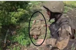 NEVIĐEN UŽAS NA FRONTU KOD BAHMUTA! Ranjeni vojnik leži na bombi, čeka da mu neprijatelj priđe, a saborac DRHTI OD STRAHA (VIDEO)