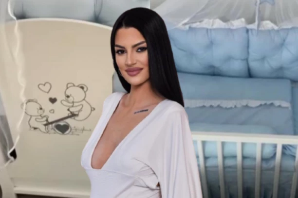 EMOTIVNI PROZORI! Tara Simov pokazala sobu naslednika, pa podelila slike iz PORODILIŠTA, ne prestaje da ljubi mezimca! (FOTO)