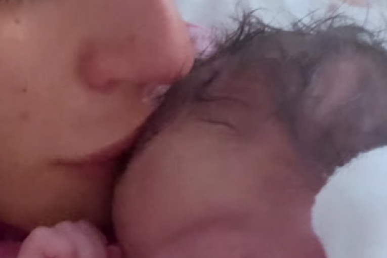 Porodila se Tara Simov