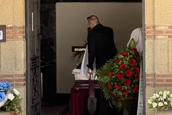 Nikola Kojo ljubi krst