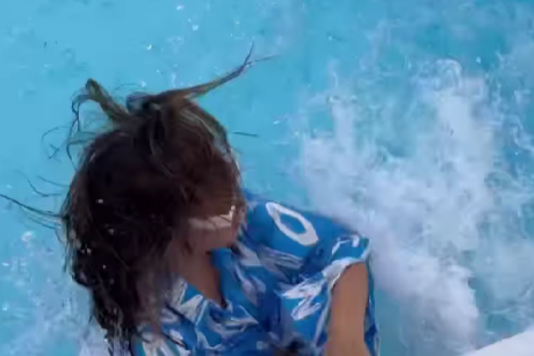Sara Jo pala u bazen