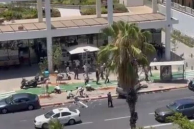 ISPLIVAO JEZIV SNIMAK NAPADA U TEL AVIVU: Napadač na masu ljudi krenuo autom, jednu žrtvu IZBO u vrat! (VIDEO)