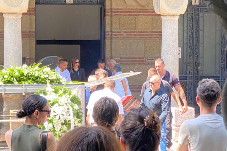 Nikola Kojo nosi kovčeg