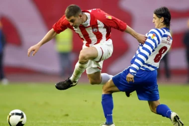 PODRHTAVA PRESTONICA: Nekadašnji fudbaler Crvene zvezde ponovo oblači opremu crveno-belih boja! (FOTO)