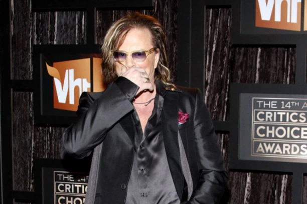 TRAUME JE LEČIO DROGOM, A NAKON ŠEST PLASTIČNIH OPERACIJA JE NEPREPOZNATLJIV! Kada ga vide mnogi se ne sete kakva je zvezda bio, a sebi je UNIŠTIO ŽIVOT MAESTRALNO