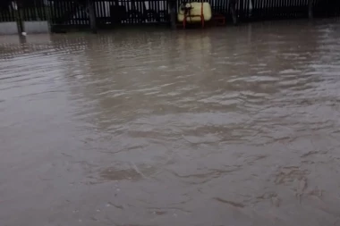 POPLAVA U GIMNAZIJI, KRPE I PLASTIČNE KANTE SVUDA: Stravično nevreme pogodilo Bačku Palanku (VIDEO)