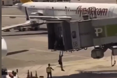 HAOS NA AERODROMU U ISTANBULU! Otac i sin pokušali da uđu u avion pošto su se vrata zatvorila! Skočili na letelicu! (VIDEO)