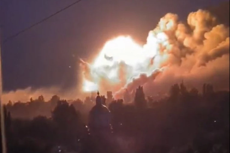 STRAVIČAN NOĆNI NAPAD NA MAKIJEVKU: Eksplozija je bila ZASTRAŠUJUĆA, Ukrajinci tvrde - uništena ruska jedinica, Rusi - gađani civili (VIDEO)