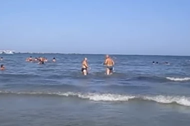 Da nisu Rusi?! Turiste u Rumuniji uznemirio prizor iznad Crnog mora! Plašili se da uđu u vodu! Stručnjaci otkrili o čemu je reč!