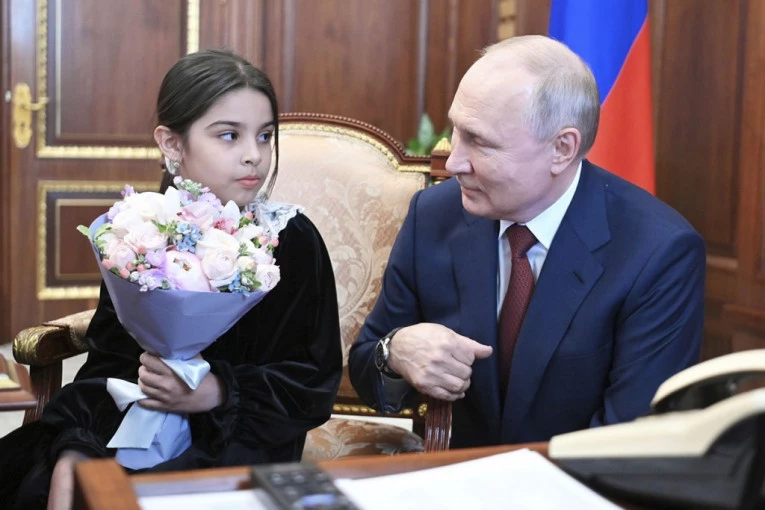 VLADIMIR PUTIN KAKVOG DO SADA NISTE VIDELI! Primio važnu gošću i ona mu odmah iz džepa "izbila" 51 milion evra! (VIDEO/FOTO)