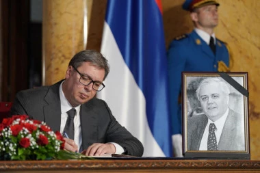 PREDSEDNIK VUČIĆ SE UPISAO U KNJIGU ŽALOSTI: Počela komemoracija povodom smrti Milana Milutinovića