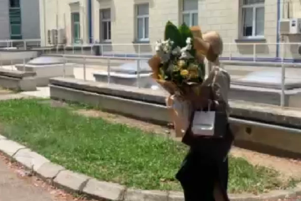 OVO JE BUDUĆA SVEKRVA TARE SIMOV: Pojavila se ispred porodilišta, bivšu zadrugarku čeka PREGRŠT POKLONA! (VIDEO)