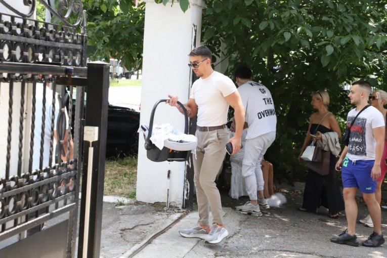 Tara izlazi iz porodilišta