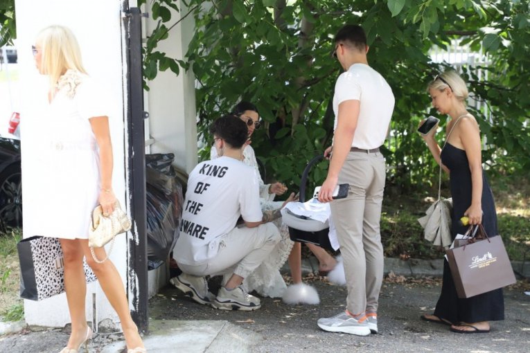 Tara izlazi iz porodilišta