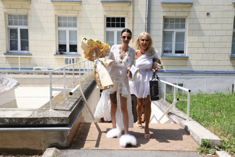 Tara izlazi iz porodilišta