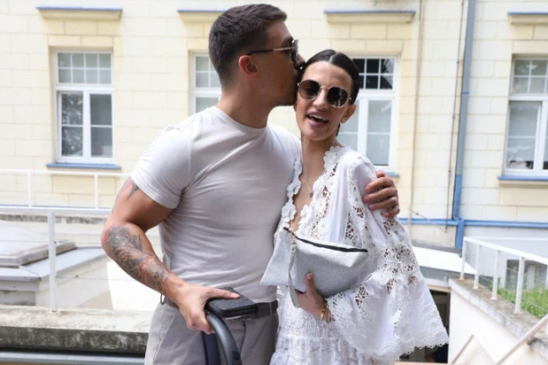 TARA SIMOV NA IVICI SUZA ZBOG DANILOVE PORODICE: Nije ni slutila šta joj spremaju, sve osvanulo na društvenim mrežama!