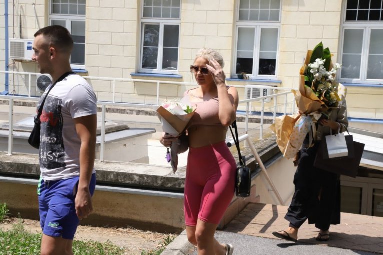 Tara izlazi iz porodilišta