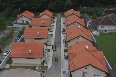 IZGUBILI SU I POSLEDNJU NADU, A ONDA IM SE OSMEHNULA SREĆA: 14 ugroženih porodica iz Ljubovije dobilo KROV NAD GLAVOM