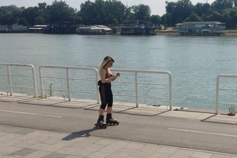 Jovana Jeremić vozi rolere