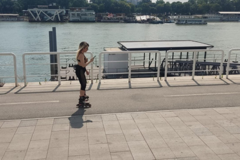 Jovana Jeremić vozi rolere