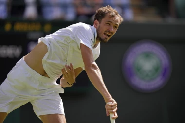 RUTINIRAO MILJENIKA PUBLIKE: Medvedev uspešan na startu Vimbldona!